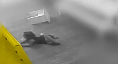 Imagem ilustrativa da notícia: Vídeo mostra momento em que penteadeira cai e mata criança em escola