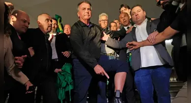Imagem ilustrativa da notícia: Bolsonaro dá entrevista mesmo após alerta de prisão por Moraes