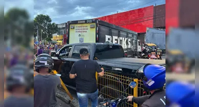 Imagem ilustrativa da notícia: Caminhão de cerveja enguiça na Augusto Montenegro e congestiona via