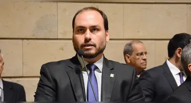 Imagem ilustrativa da notícia: Carlos Bolsonaro passa mal após prisão domiciliar do pai