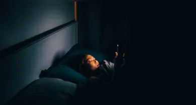 Imagem ilustrativa da notícia: Conheça os perigos ocultos de assistir filmes antes de dormir
