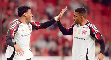 Imagem ilustrativa da notícia: Flamengo atropela Inter e mantém liderança do Brasileirão