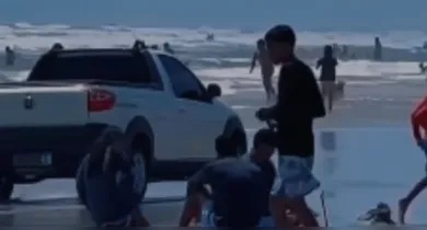 Imagem ilustrativa da notícia: Vídeo: motorista coloca crianças em risco ao dirigir na praia de Salinas