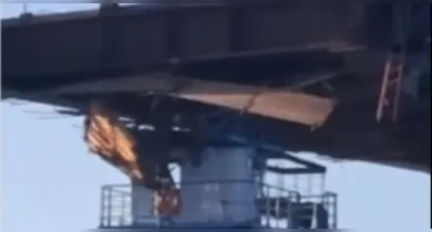 Imagem ilustrativa da notícia: VÍDEO: Empurrador de balsa bate na ponte do Outeiro em construção