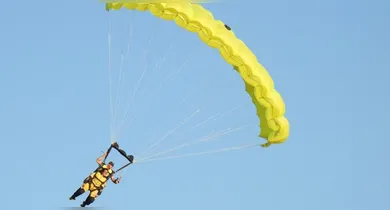 Imagem ilustrativa da notícia: Colisão no ar mata paraquedista durante salto no interior de SP