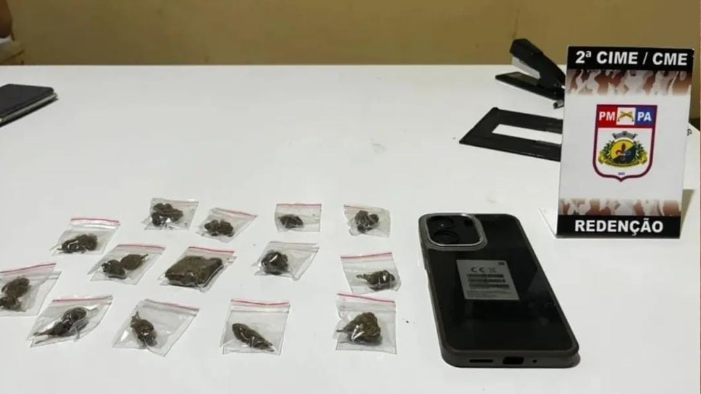 Durante a revista pessoal, os policiais encontraram com o suspeito 14 embalagens contendo substância análoga à maconha.