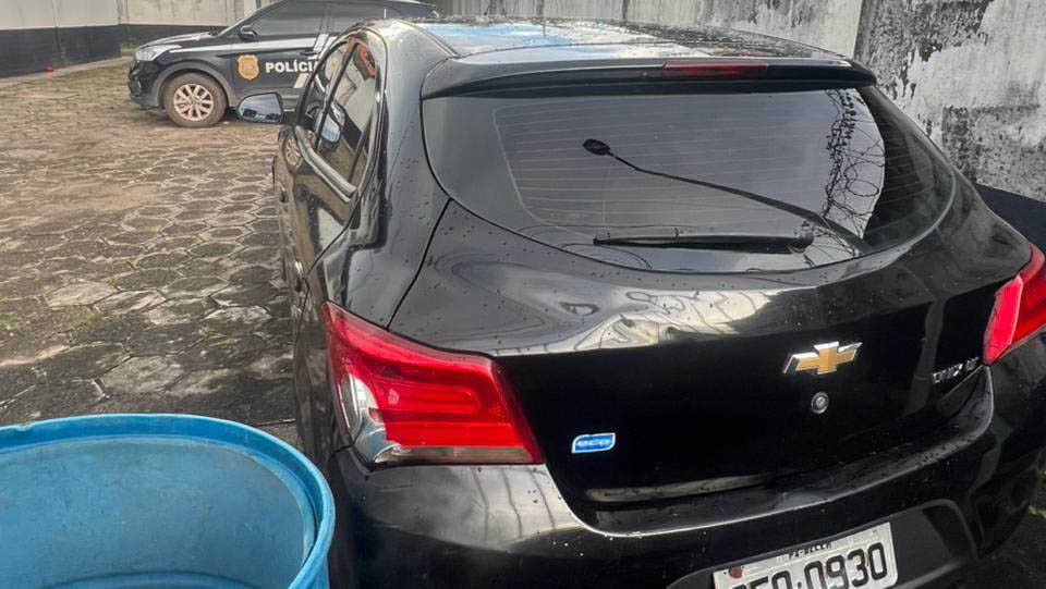 Carro recuperado pelos policiais durante operação