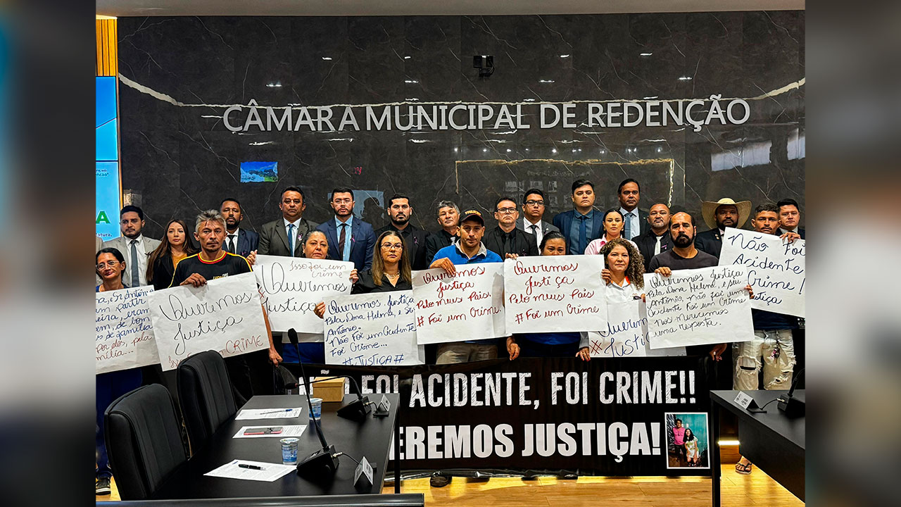 Familiares das vítimas também marcaram presença no plenário, exibindo cartazes e faixas em protesto, reforçando o clamor por Justiça