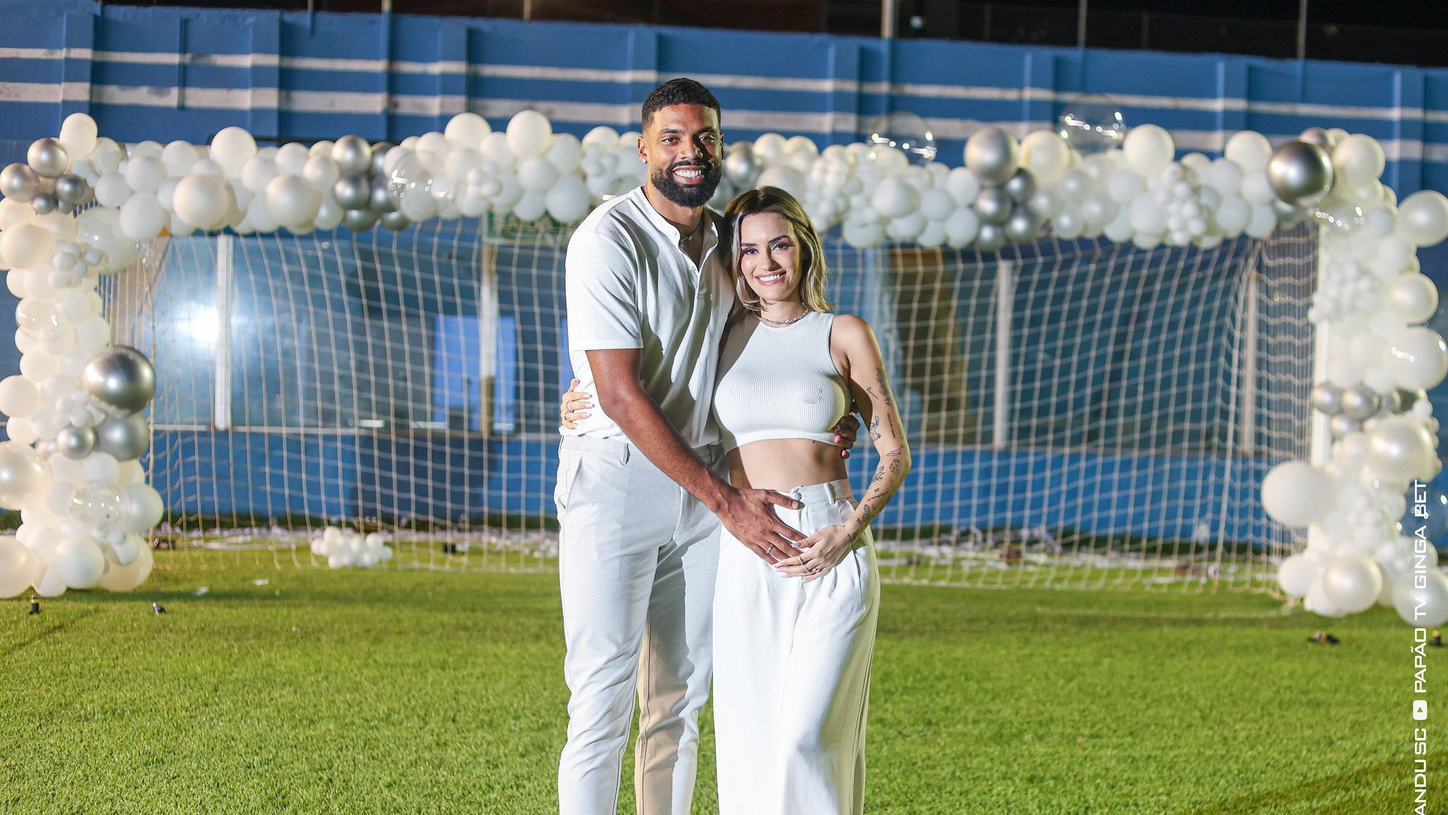 Diogo Oliveira e Marina Mabs celebram chá revelação no Estádio da Curuzu
