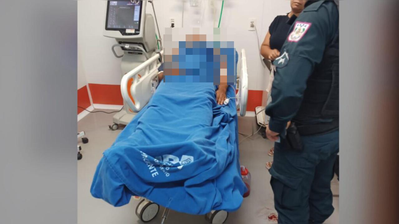 Homem vai parar no hospital após ser esfaqueado pela esposa em Parauapebas.