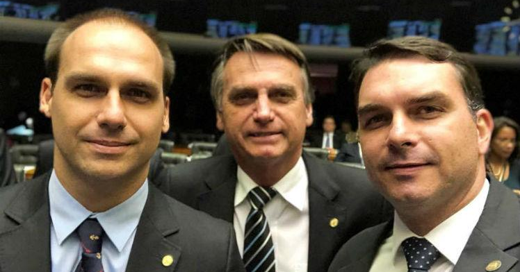 A PF também descreve uma mensagem enviada a Jair Bolsonaro pelo pastor Silas Malafaia tratando do mesmo assunto, ou seja, a entrevista em que ele chamou o filho de imaturo.