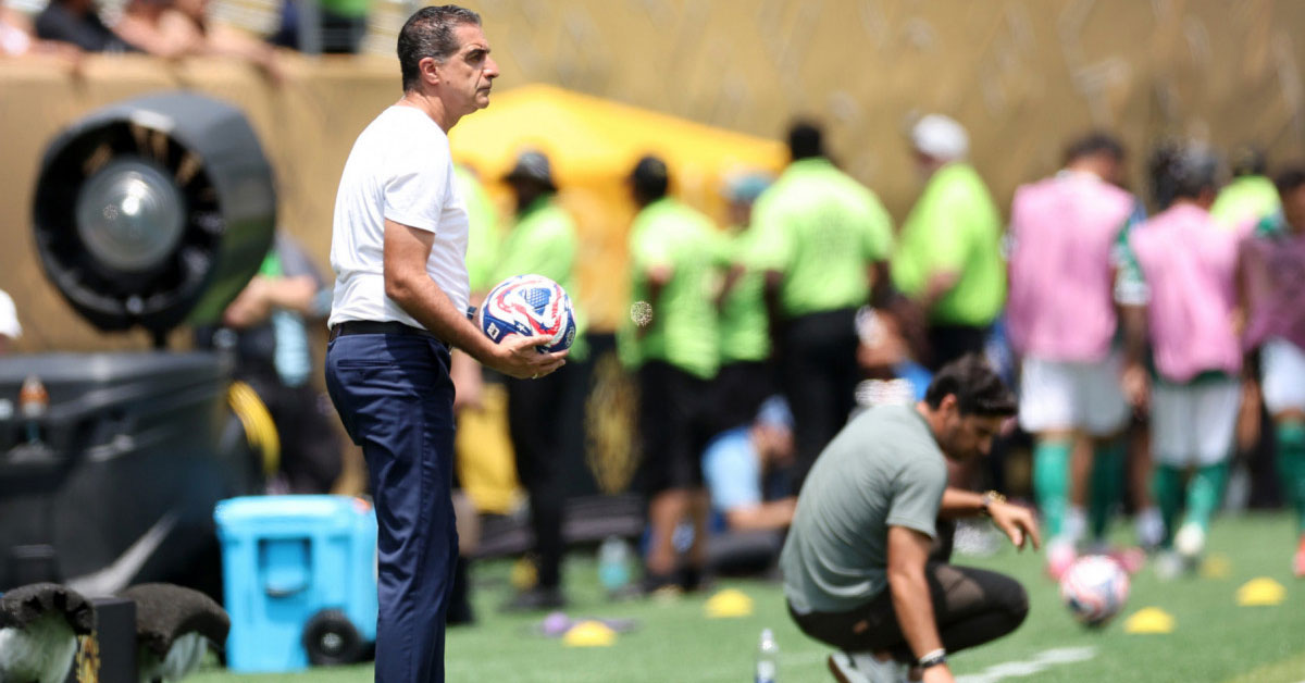 Renato Paiva durante partida pelo Botafogo: técnico português não resistiu à pressão após a eliminação no Mundial de Clubes.