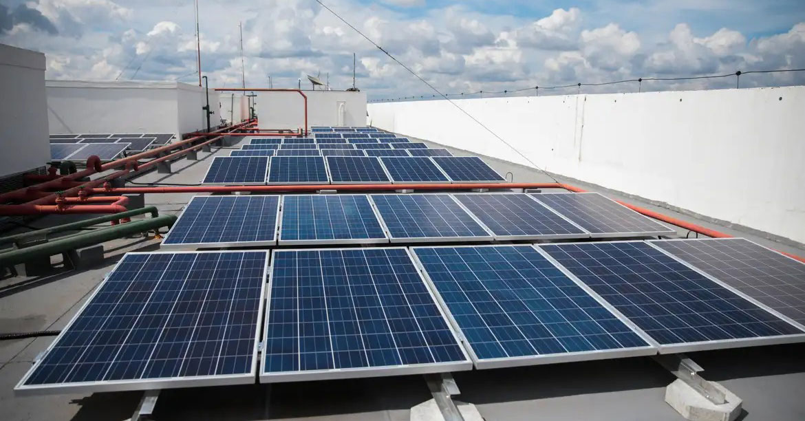 Uso de energia solar e tecnologias inteligentes impulsionam modernização do setor da construção civil no Brasil.