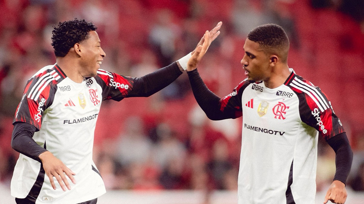 Imagem ilustrativa da notícia: Flamengo atropela Inter e mantém liderança do Brasileirão