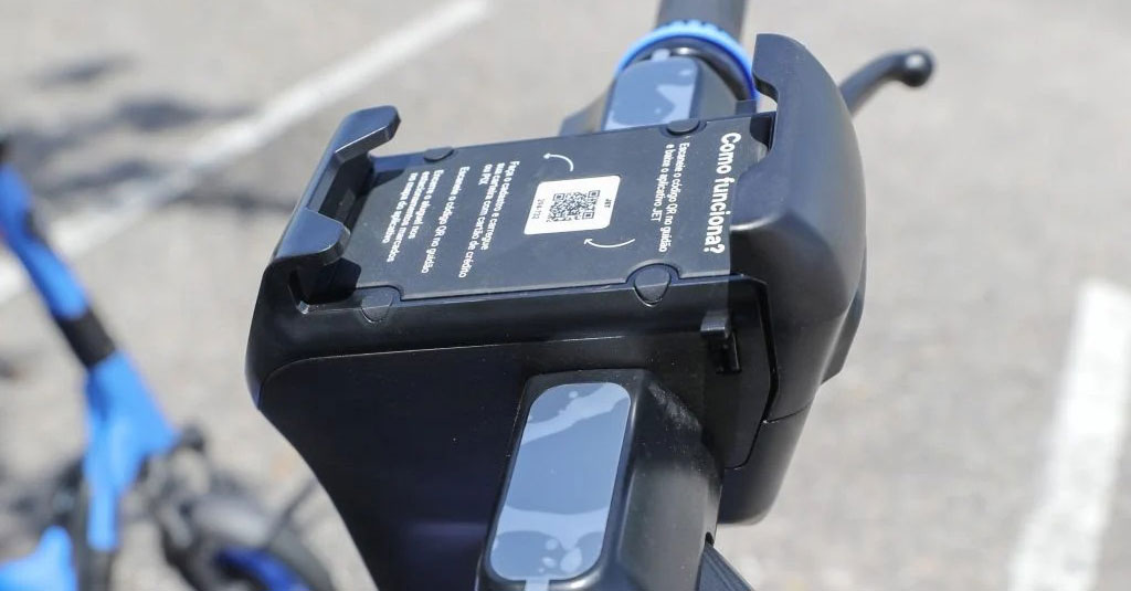 Criminosos estão aplicando golpes em patinetes elétricos usando QR Codes falsos.