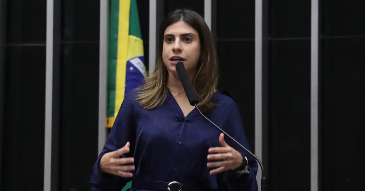 Deputada Camila Jara apareceu em um vídeo agredindo colega Nikolas Ferreira na Câmara.