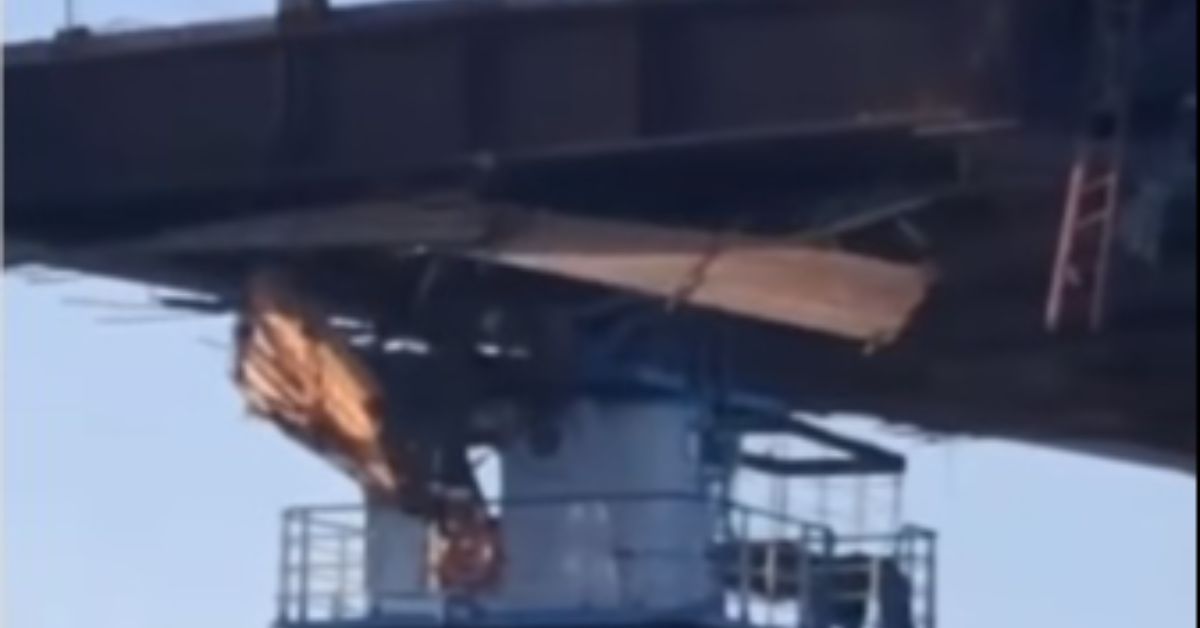 Momento em que empurrador de balsa colide com a estrutura da nova ponte de Outeiro, ainda em construção.