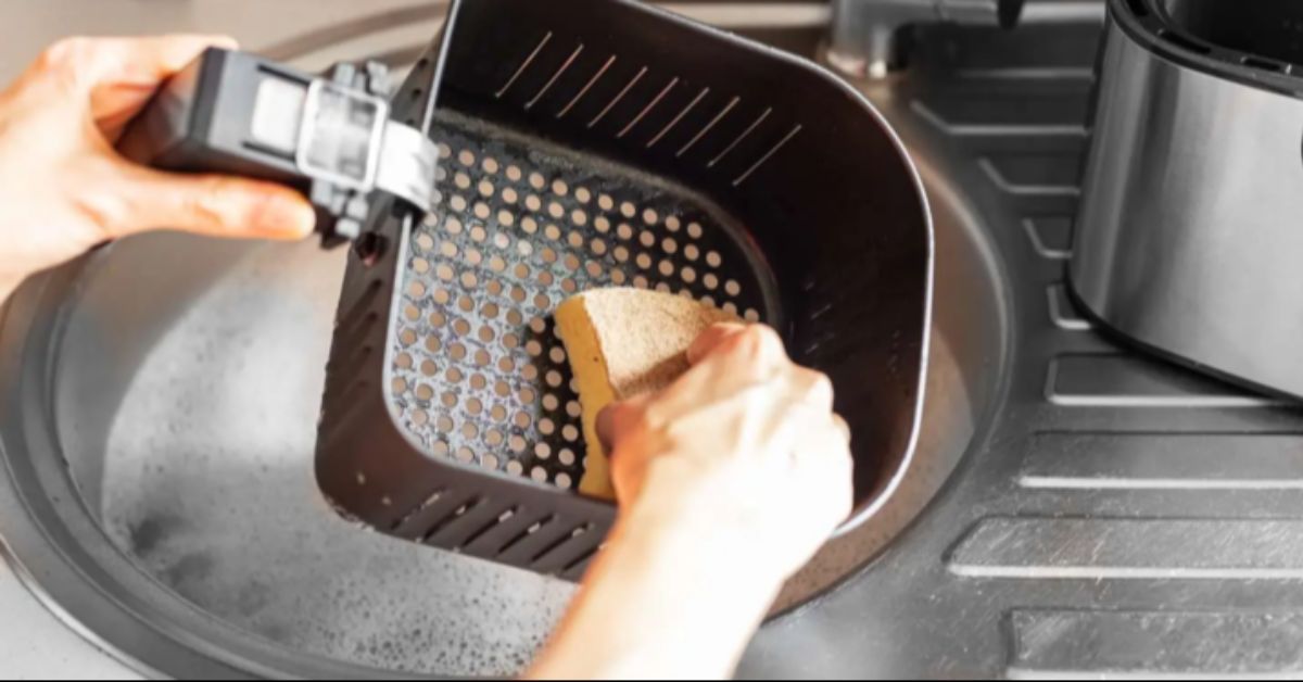 Quem já teve ou tem o aparelho sabe que para conservá-lo em bom estado é preciso manter a limpeza frequente, já que o mesmo acumula restos de alimentos, além de um odor nada agradável.