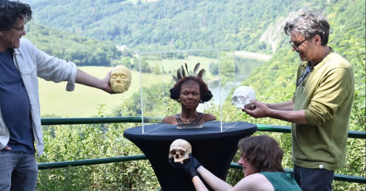 Os restos mortais da mulher foram encontrados na caverna Margaux em Dinant durante uma escavação arqueológica em 1988-1989 juntamente com os corpos de outras oito mulheres.