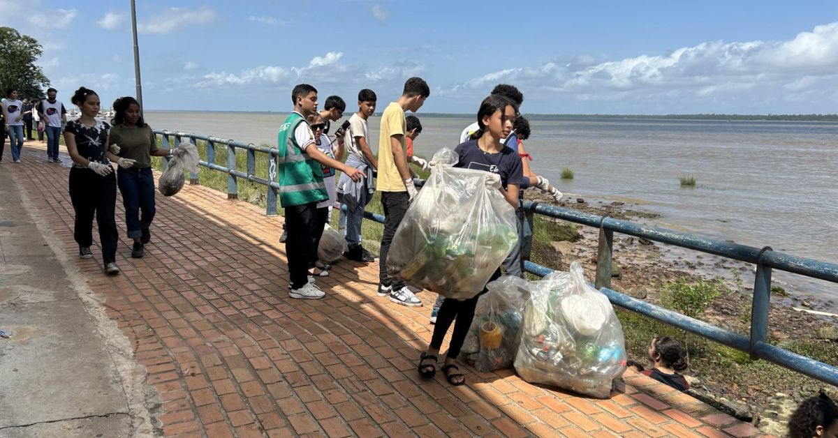 Estudantes recolhem resíduos e aprendem na prática sobre a importância da preservação ambiental