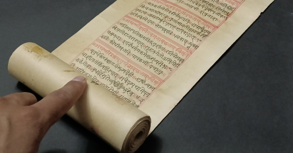 Palavras como ioga, avatar, guru, mantra e nirvana têm origem sânscrita. Além disso, de forma indireta, nomes de cores como azul e lilás, e frutas como limão e laranja também derivam desta antiga linguagem