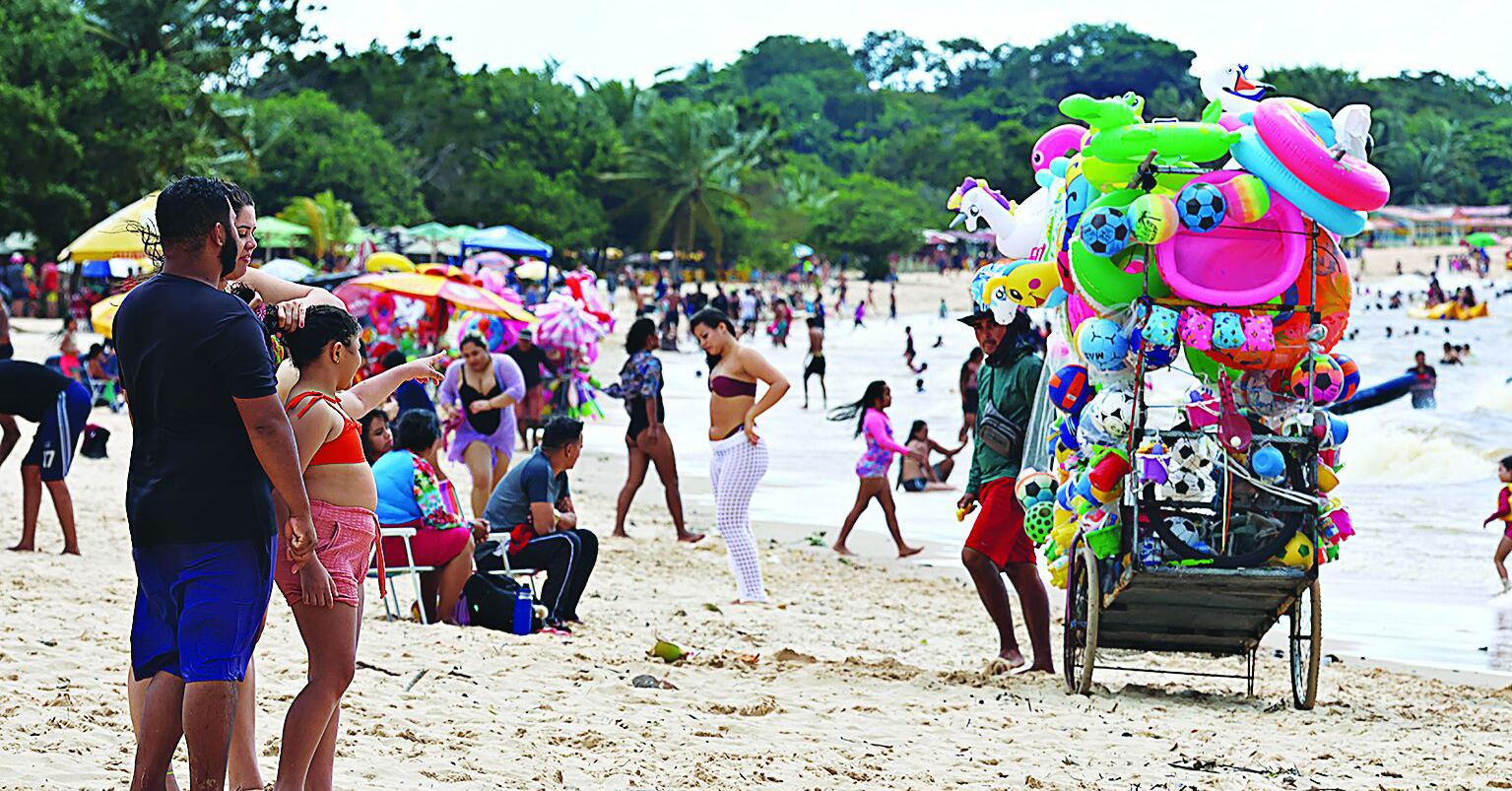 Passeios gratuitos durante a viagem, como ir à praia, e levar itens de casa, ajudam a economizar.