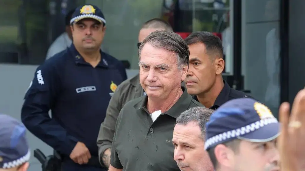 Imagem ilustrativa da notícia: Bolsonaro deixa hospital com diagnóstico de anemia e pneumonia