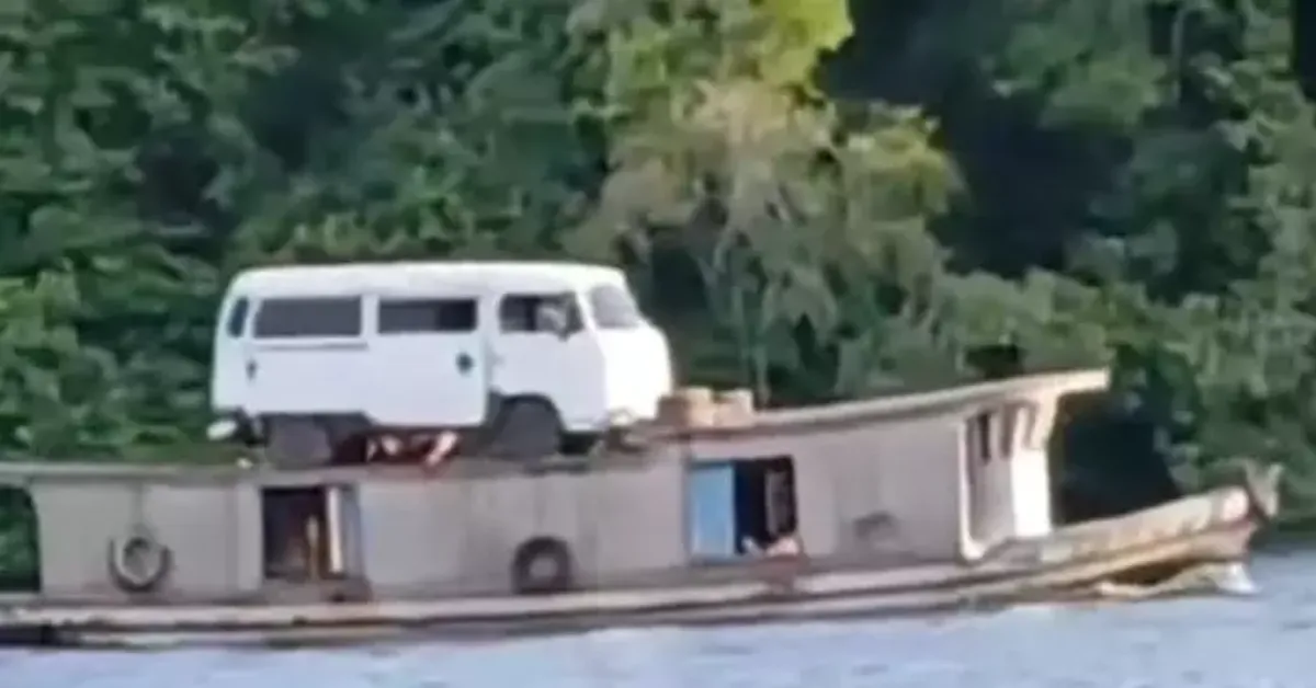 Imagem ilustrativa da notícia: VÍDEO: kombi é transportada em cima de barco no Pará