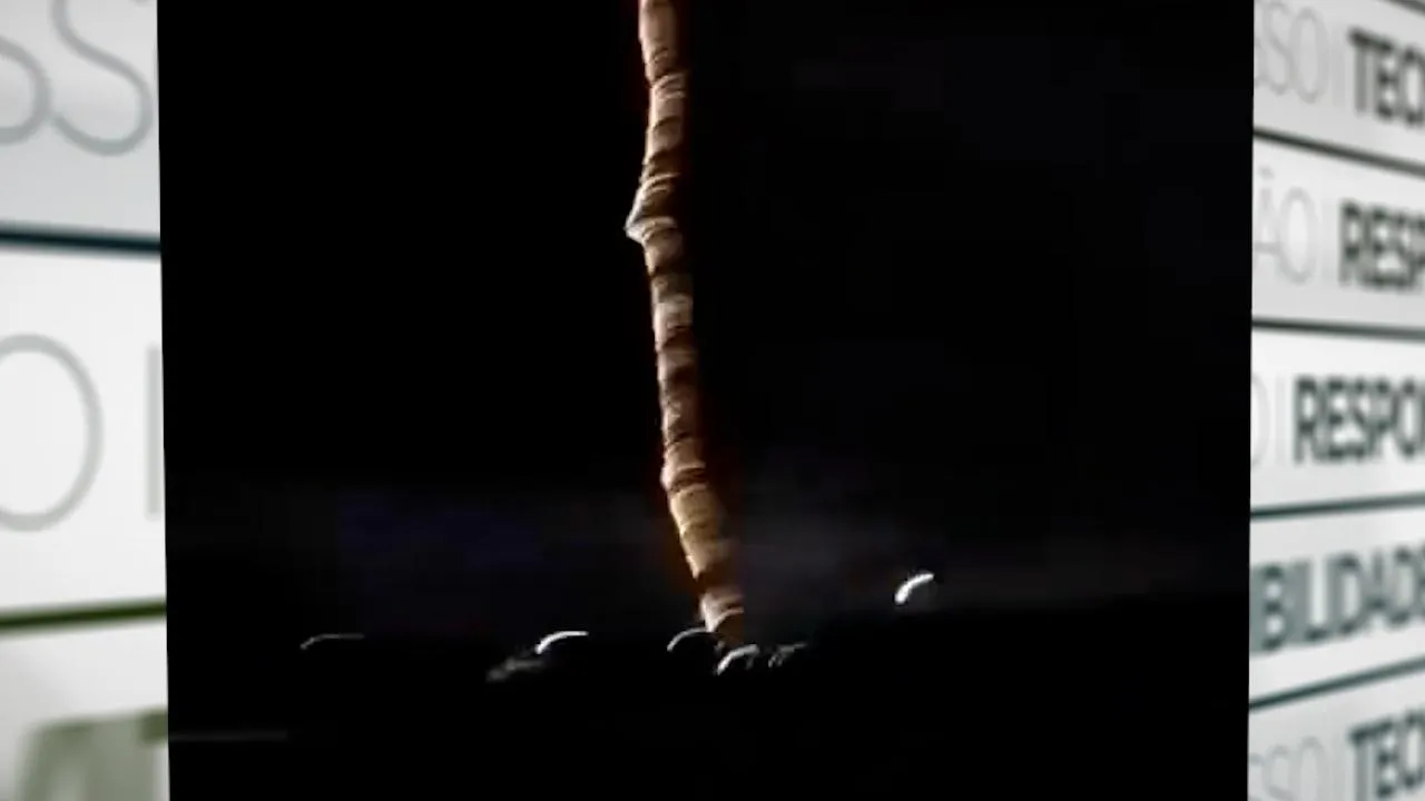 Imagem ilustrativa da notícia: Vídeo: raio atinge condomínio em Outeiro e assusta moradores