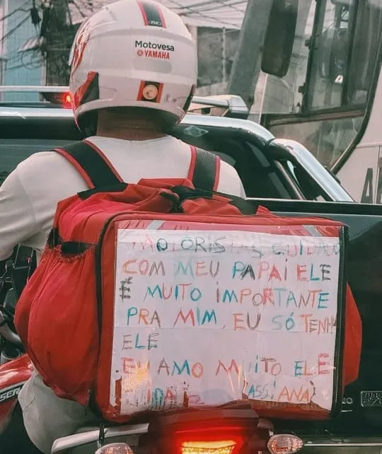 Imagem ilustrativa da notícia: Belém: Criança deixa recado na mochila do pai motoboy e encanta web