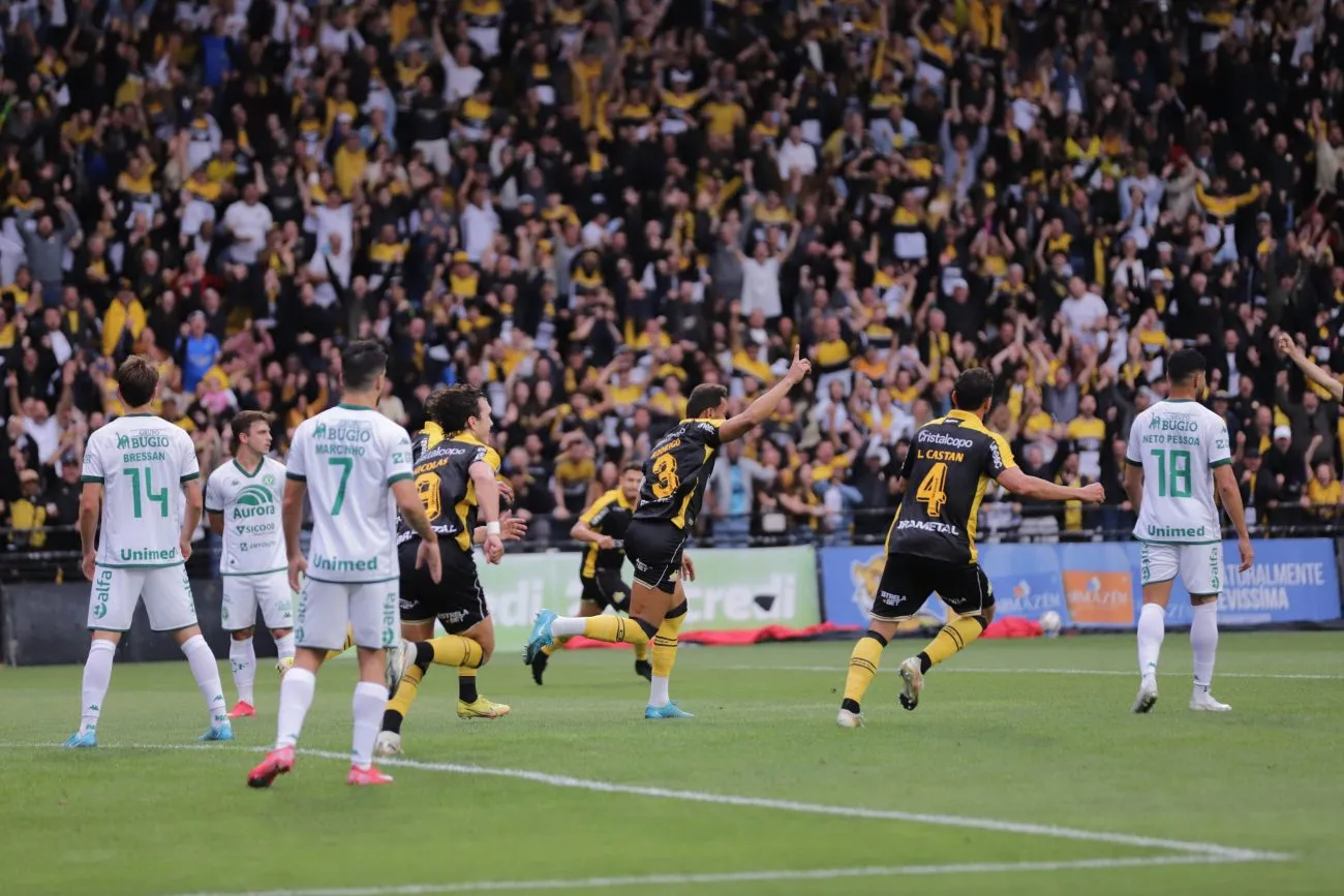 Imagem ilustrativa da notícia: Criciúma vence Chape com gol de Nicolas e muita polêmica no VAR