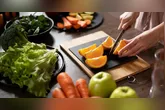 A adoção de pequenos hábitos no cotidiano pode fazer a diferença, como uma alimentação mais saudável e equilibrada.