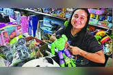 Kaety diz que brinquedos populares atraem clientes.