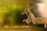 As perdas ocorrem principalmente através de vazamentos em tubulações antigas e má gestão dos sistemas de distribuição.