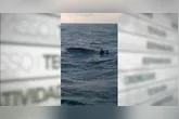 Os cinco pescadores foram resgatados após embarcação engatar em rede de pesca.