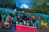 O muro de mais de 500 metros localizado na Avenida Júlio César ganhou o colorido intenso do cotidiano e da natureza amazônica que surpreende e encanta quem passa pelo local.