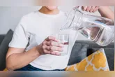 Mesmo o consumo de água deve ser controlado para evitar problemas no corpo.