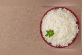 Especialistas alertam que o arroz, quando armazenado de forma incorreta e requentado após muitas horas, pode desenvolver bactérias nocivas à saúde.