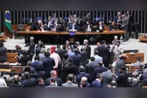 Deputados aprovam, em madrugada tensa, o PL da dosimetria após protestos no plenário e acordos que podem reduzir pela metade a pena do ex-presidente Jair Bolsonaro.