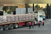 Longas filas de caminhões com mantimentos se formam na passagem de Rafah, na fronteira com o Egito.