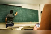 De acordo com levantamento da CNTE, 150 mil professores  da rede pública brasileira foram afastados de suas funções em 2023 por motivos relacionados à saúde mental.
