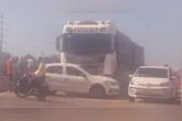 Um carro e um caminhão se chocaram no Viaduto do Coqueiro, em Ananindeua, região metropolitana de Belém.