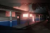 Em imagens que circulam nas redes sociais, é possível ver que as chamas foram intensas, atingindo várias salas e consumindo até mesmo o telhado da escola.