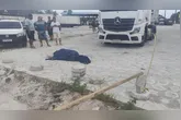 Homem morto em frente ao seu caminhão