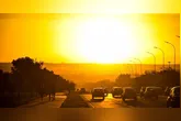 Nesse período, cresce a demanda residencial, cai a produção solar e o risco de sobrecarga aumenta.