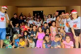 'Amigos da 41' entregam as doações durante uma grande festa solidária de Natal.
