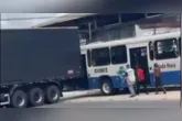 De acordo com o Código de Trânsito Brasileiro (CTB), o motorista pode ser responsabilizado por infrações relacionadas à condução imprudente ou negligente.