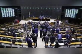 Deputados durante sessão que aprovou, em dois turnos, a chamada "PEC da Blindagem", que muda regras sobre processos criminais contra parlamentares.