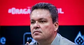 Adson Batista, presidente do Atlético-GO, afirmou que não pretende favorecer o Goiás na rodada final e ironizou o desempenho do próprio clube em jogos decisivos.