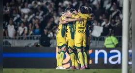 Mirassol vence Vasco por 2 a 0 e garante vaga na Libertadores 2026. Gols de Renato Marques e Carlos Eduardo destacam a campanha histórica do clube.